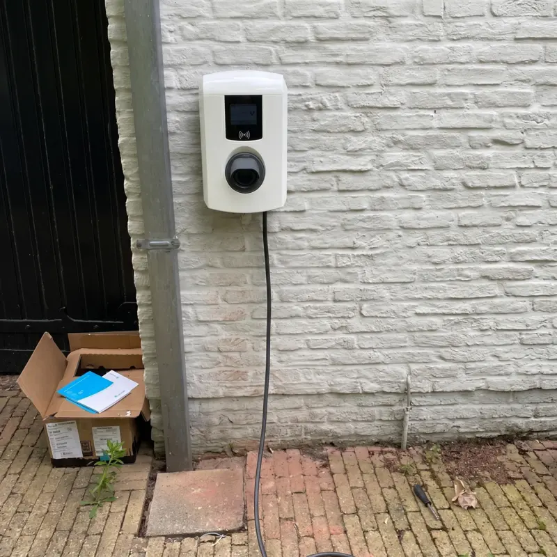 Nette afwerking laadpunt